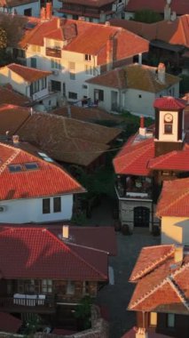 Bulgaristan 'ın Nessebar kentinin hava aracı görüntüsü gün batımında. Dikey
