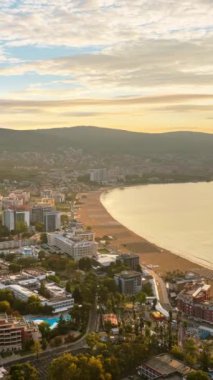 Bulgaristan 'ın Sunny Beach tatil beldesinde gün batımında zaman aşımı. Dikey