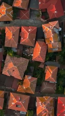 Bulgaristan 'ın Nessebar kentinin hava aracı görüntüsü gün batımında. Dikey
