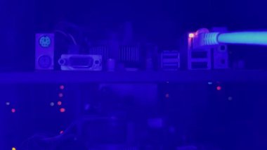 Veri merkezinde yanıp sönen kırmızı ışıkları olan bir sunucuyu kapat