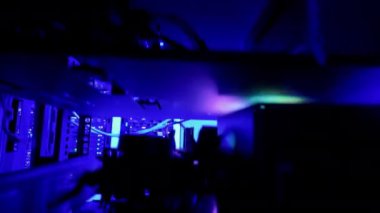 Veri merkezinde yanıp sönen kırmızı ışıkları olan bir sunucuyu kapat