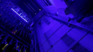 Veri merkezinde yanıp sönen kırmızı ışıkları olan bir sunucuyu kapat