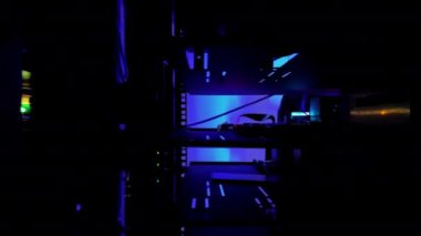 Veri merkezinde rafa monte edilmiş bir sunucuyu kapat