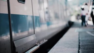 Gri ve mavi, uzun tren Antibes, Fransa 'ya geliyor.