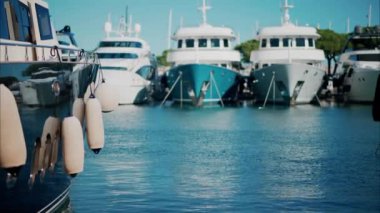 Antibes, Fransa 'daki Vauban Limanı' na çok sayıda tekne yanaştı.