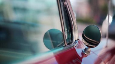 Caddeye park etmiş eski bir arabanın dikiz aynasını kapat.