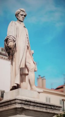 Lord Brougham anıtının heykeli. Dikey