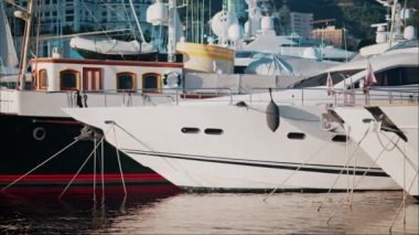 Monaco Marina 'ya kenetlenmiş teknelerin görüntüsü ve arka planda şehrin silüeti.