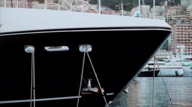 Monaco Marina 'ya kenetlenmiş teknelerin görüntüsü ve arka planda şehrin silüeti.
