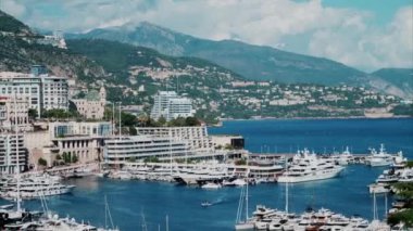 Monaco Limanı 'nda kentin ufuk çizgisi olan teknelerin havadan görüntüsü.