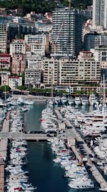 Monaco Limanı 'nda kentin ufuk çizgisi olan teknelerin havadan görüntüsü.