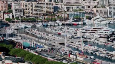 Monaco Limanı 'nda kentin ufuk çizgisi olan teknelerin havadan görüntüsü.