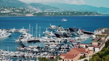Monaco Limanı 'nda kentin ufuk çizgisi olan teknelerin havadan görüntüsü.