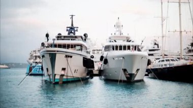 Monako Limanı 'na yanaşmış arka planda bulutlu bir gökyüzü olan teknelerin görüntüsü