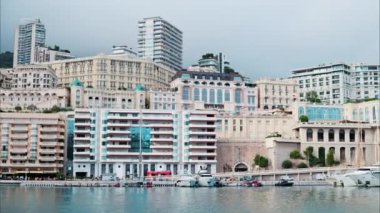 Monaco Marina 'ya kenetlenmiş teknelerin görüntüsü ve arka planda şehrin silüeti.