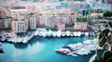 Monaco 'daki Port de Fontvieille limanına yanaşan teknelerin bulanık görüntüsü