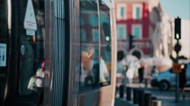 Nice, Fransa sokaklarında ilerleyen modern tramvay
