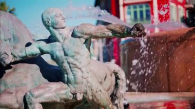 Fontaine du Soleil 'i gün ışığında kapatın. Güzel, Fransa.