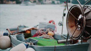 Fransa 'nın Villefranche-sur-Mer kentindeki Ligurian Denizi' ne küçük bir tekne yanaştı.