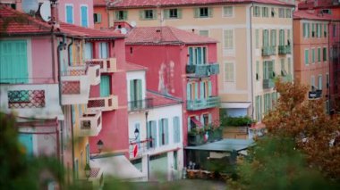 Villefranche sur Mer, Fransa 'daki renkli binaların manzarası