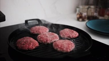 Köfteler ızgarada pişiyor.