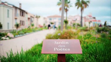 Fransa 'nın Antibes kentindeki bahçenin girişinde Jardin des Poetes işareti var.