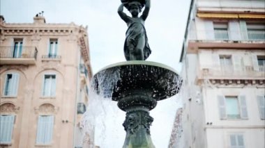 Fransa 'nın Cannes şehrinde geçmişi bulanık bir çeşmeye dökülen suyu kapatın.