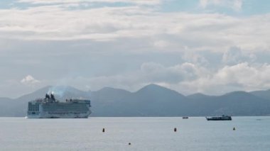 Fransa 'da, Cannes' da, denizde farklı türde tekneler dolaşır.