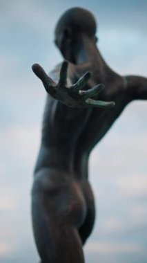 Nicolas Lavarenne 'in bronz heykeli Grand Defi' yi kapatın. Dikey, Antibes, Fransa