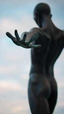 Nicolas Lavarenne 'in bronz heykeli Grand Defi' yi kapatın. Dikey, Antibes, Fransa