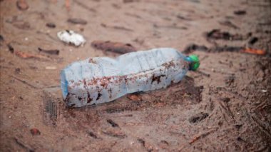 Kirli suda yüzen plastik şişeyi kapat.