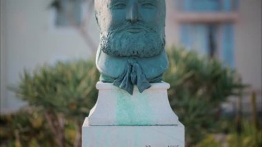 Antibes, Fransa - 1 Ekim 2024: Monique Galy 'nin Victor Hugo büstü