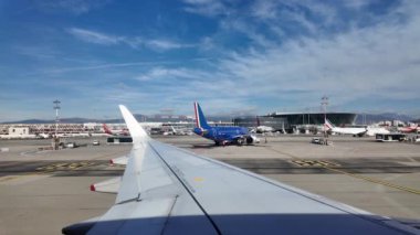 Chisinau, Moldova - 1 Ekim 2024: Havaalanına inen bir uçağın uçak penceresinden görüntüsü