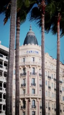 Cannes, Fransa - 1 Ekim 2024: Akşamleyin Carlton Oteli 'nin sahili. Dikey