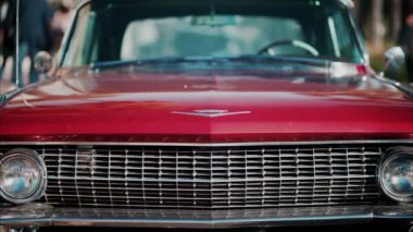 Cannes, Fransa - 1 Ekim 2024 Caddeye park edilmiş eski bir Cadillac.