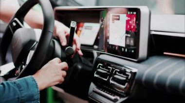 Cannes, Fransa - 8 Ekim 2024: Renault 'nun içini test eden bir kadınla kapatın