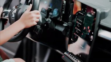 Cannes, Fransa - 8 Ekim 2024: Yeni Renault arabasının içinde oturan bir çocuk