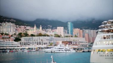 La Condamine, Monaco - 4 Ekim 2024: Monaco Marina 'ya yanaşan Silversea teknelerinin görüntüsü