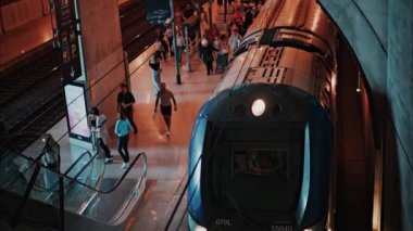 Monte Carlo, Monako - 4 Ekim 2024: İnsanlar ve trenler Monako tren istasyonunda parlak ışıklarla ilerliyorlar