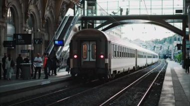 Nice, Fransa - 8 Ekim 2024: Nice Tren İstasyonu 'nda insanlar ve trenler hareket ediyor