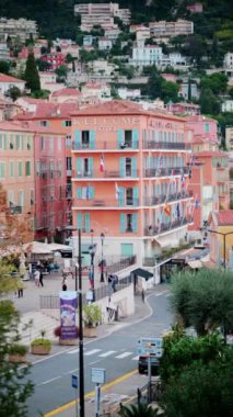 Villefranche sur Mer, Fransa - 10 Ekim 2024: Fransız Riviera 'sındaki sahil kasabasındaki Welcome Hotel' in ön görüntüsü. Dikey