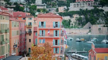 Villefranche sur Mer, Fransa - 10 Ekim 2024: Fransız Riviera 'sındaki sahil kasabasındaki Welcome Hotel' in ön görüntüsü