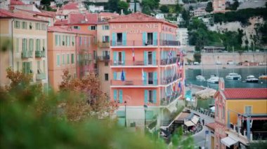 Villefranche sur Mer, Fransa - 10 Ekim 2024: Fransız Riviera 'sındaki sahil kasabasındaki Welcome Hotel' in ön görüntüsü