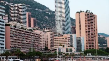 Monako 'nun ufuk çizgisinin havadan görünüşü. Gün ışığında deniz kenarında.