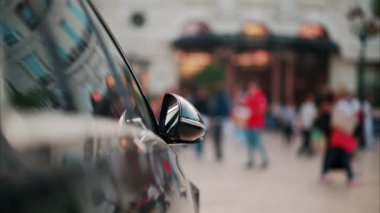 Monta Carlo Kumarhanesi 'nin önüne park etmiş siyah bir araba.