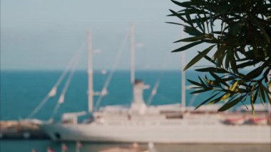 Akşamları Monako Limanı 'na yanaşan bir yolcu gemisinin bulanık görüntüsü.