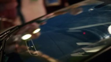 Monte Carlo, Monako - 4 Ekim 2024: Koyu yeşil bir Lamborghini 'nin sırtında akşam vakti şehrin caddesine doğru ilerliyor.