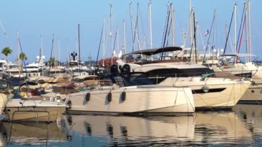 Juan-les-Pins limanına çok sayıda beyaz tekne yanaştı.