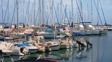 Juan-les-Pins limanına çok sayıda beyaz tekne yanaştı.