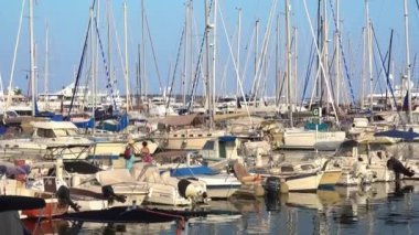 Juan-les-Pins, Fransa - 14 Ağustos 2024: Antibes limanına çok sayıda beyaz tekne yanaştı